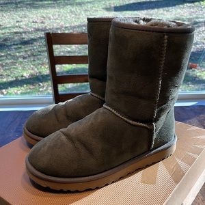 Women’s UGG classic short olive green